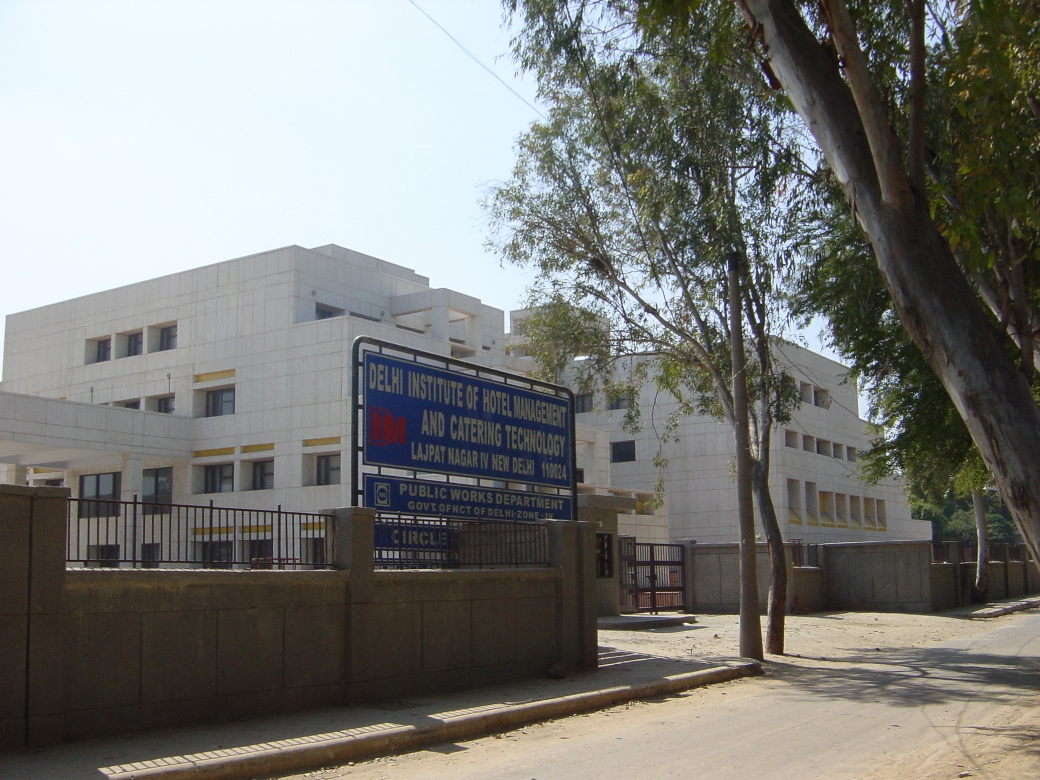 https://cache.careers360.mobi/media/colleges/social-media/media-gallery/871/2019/1/3/Campus view of Delhi Institute of Hotel Management and Catering Technology New Delhi_Campus-view.jpg